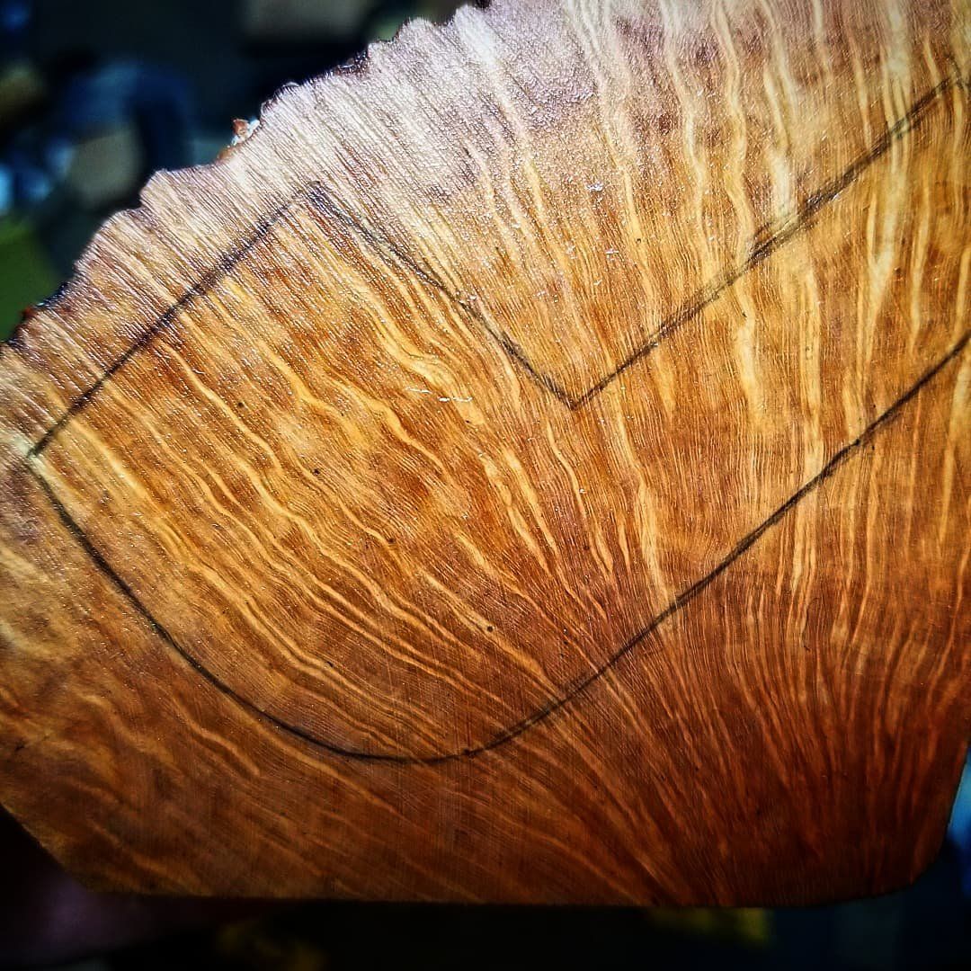 Close-up of straight grain on a smooth briar pipe